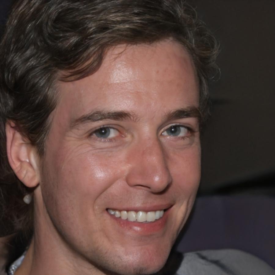 Ritratto professionale di Damiano Ferrucci, specialista SEO e-commerce