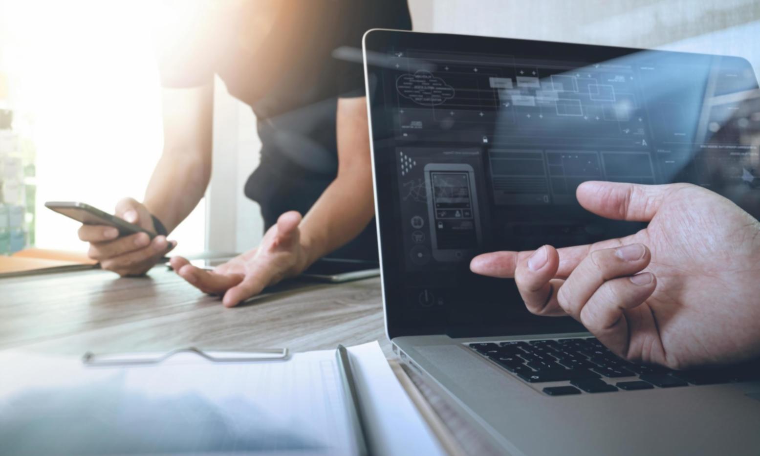 Ambiente di lavoro con strumenti SEO professionali e analisi di dati reali per e-commerce